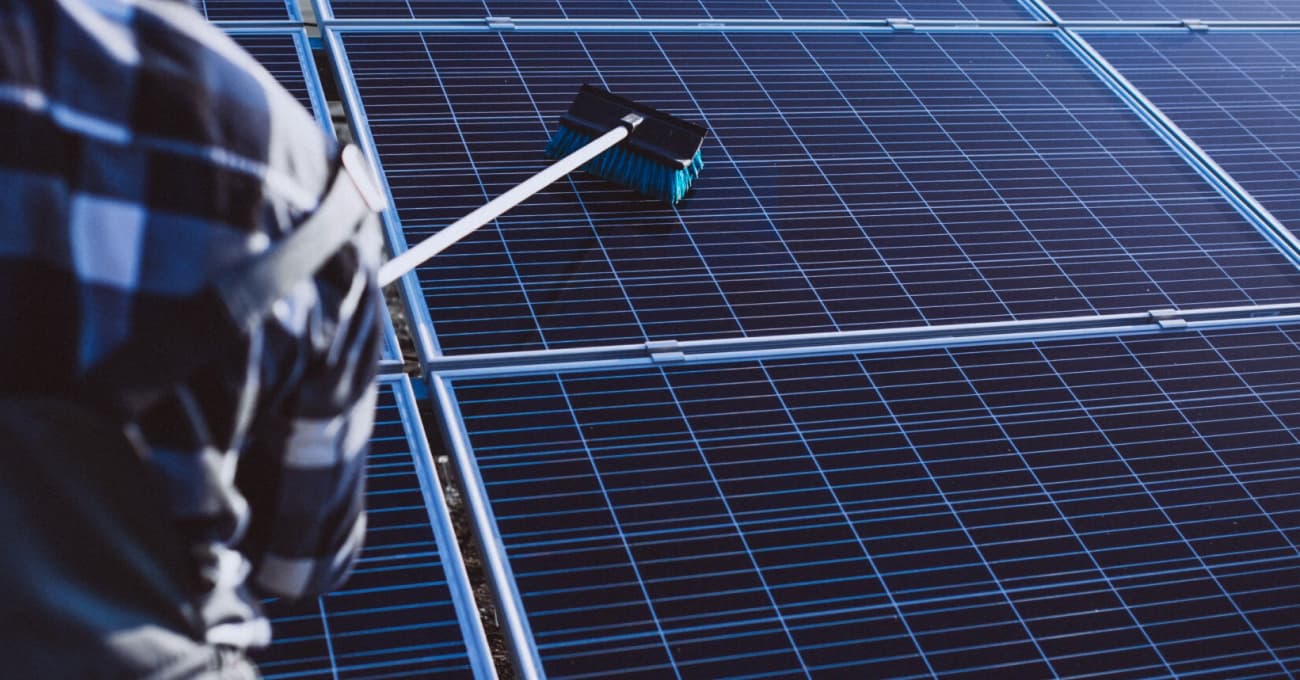 solar-panels-cleaning